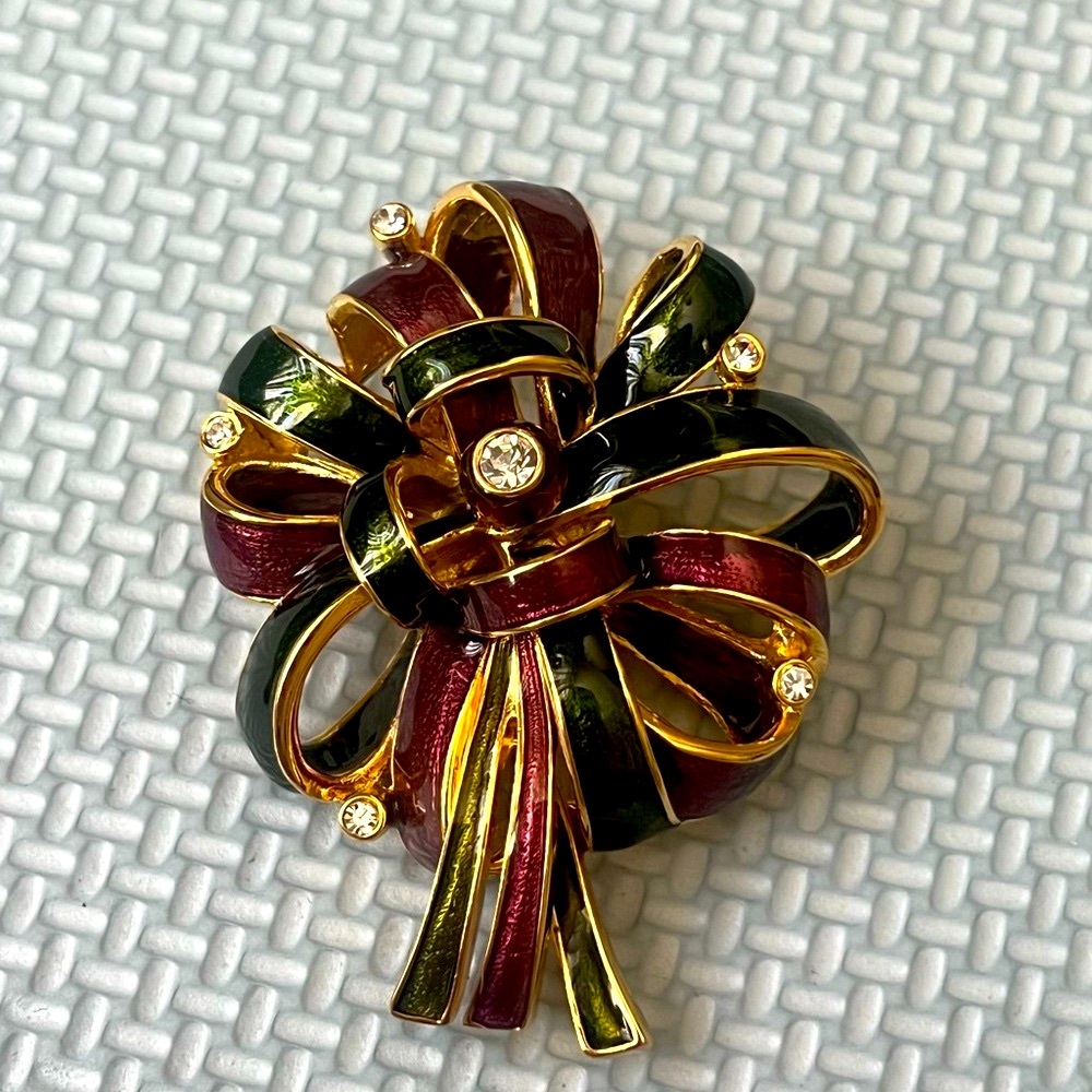 JOAN RIVERS GOLD-TONE AMETHYST PURPLE GREEN ENAMEL RHINESTONE RIBBON BOW BROOCH